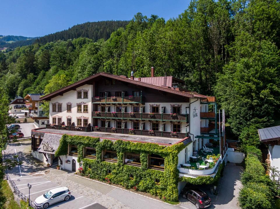 Außenansicht St. Georg Sommer