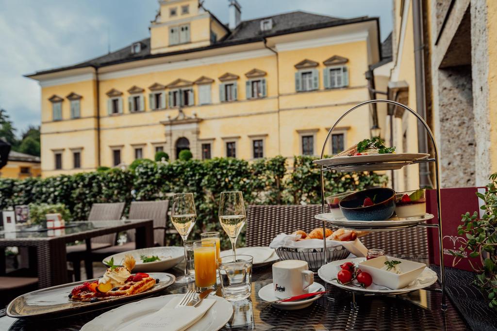 Frühstück mit Blick auf Schloss Hellbrunn