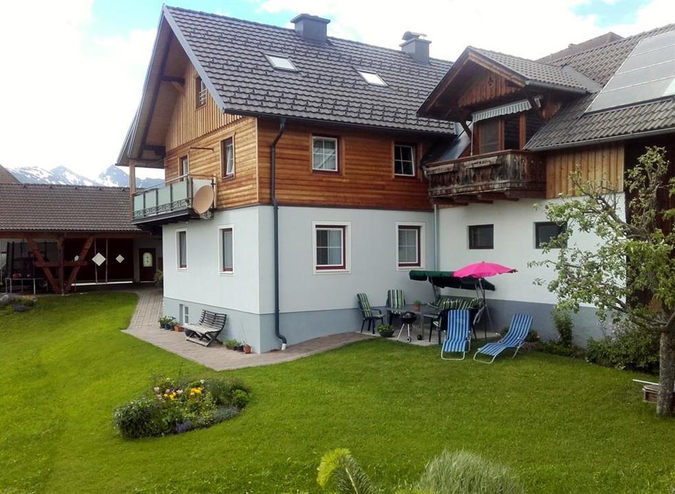 Südostansicht mit Liegewiese, Terrasse, Grillplatz