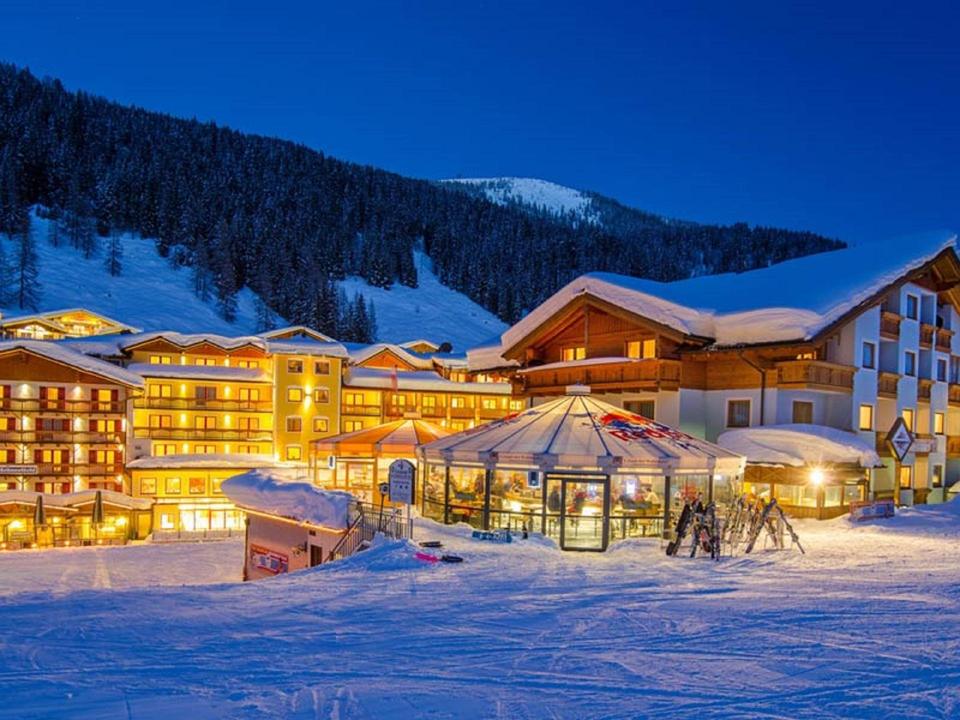 schirmbar-walchhofer-alpen-nacht-beleu