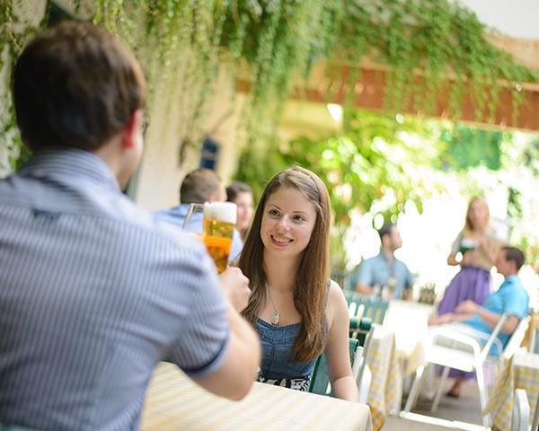 Gastgarten Biertrinken