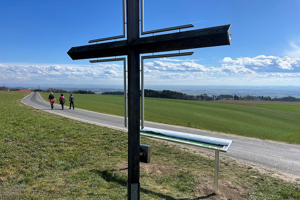 Panoramtafel und Gipfelkreuz in Lanzenberg mit herrlichem Ausblick auf die Alpenkette