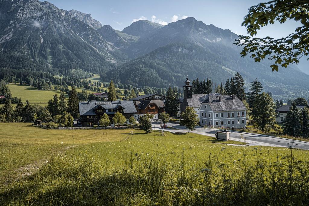 Blick auf Ramsau Kulm mit Kulmkirche und Kulmwirt