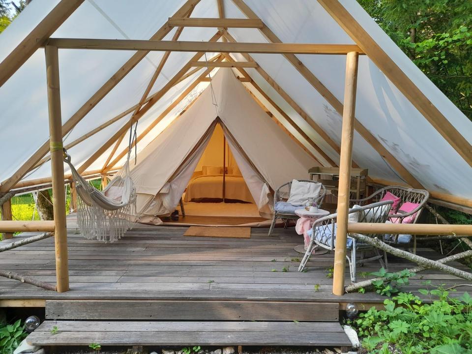 Glampingzelt mit Lounge Bereich