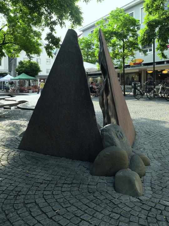 Ramersdorfer Quellpyramide Europapassage Foto Günter König.jpg