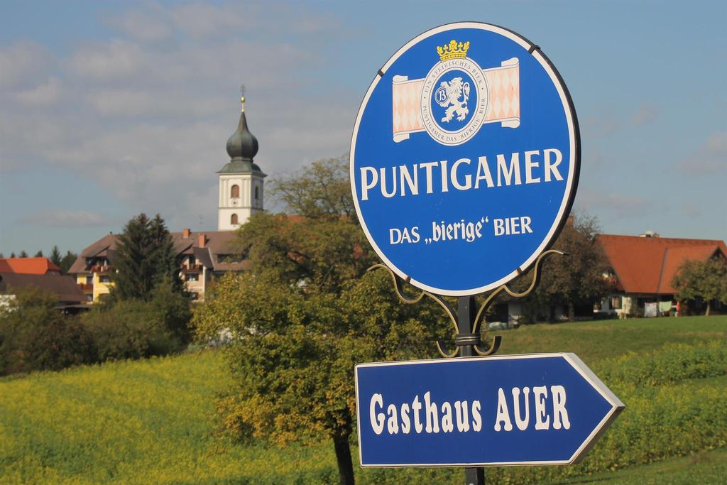 Gasthaus Auer mit Kirchturm im Hintergrund