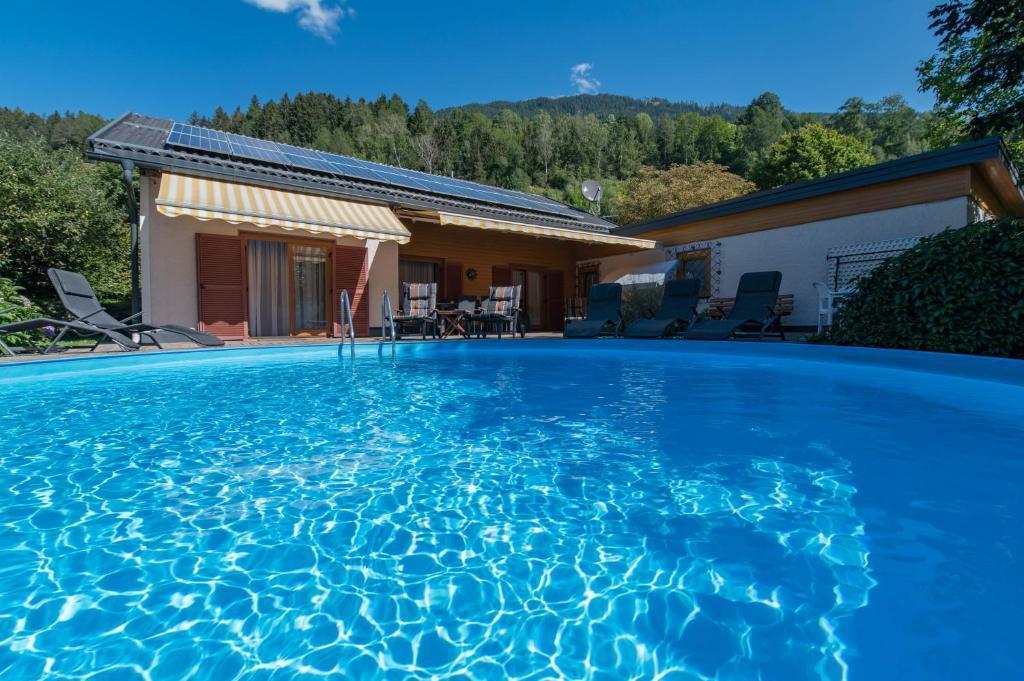 Außenpool im Sommer - Ferienwohnungen Angermaier