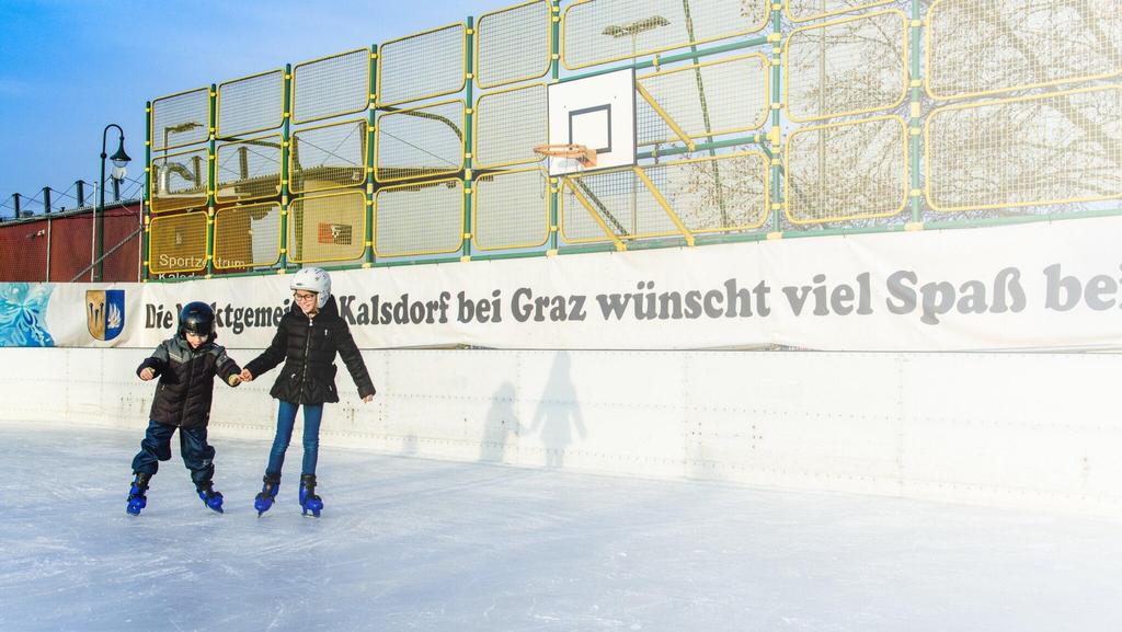 Kinder auf der Eisfläche