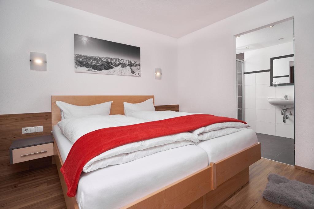 Schlafzimmer mit Dusche/WC