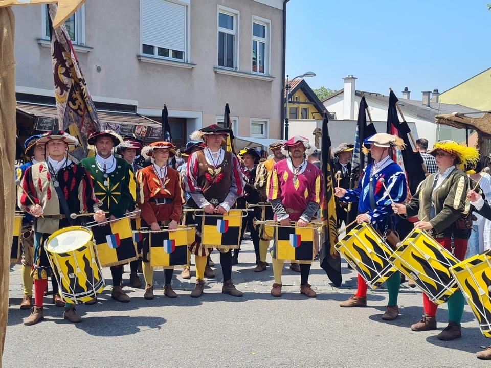 verkleidete-mittelalterliche-musiker-tourismushausruckwald-walterfux.jpeg