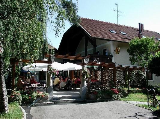 `Gasthaus zur Tausendjährigen Linde`