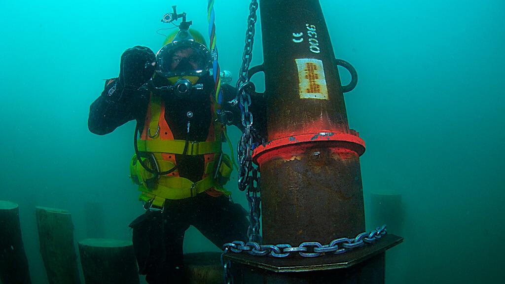 2020 - Maenner unter Wasser