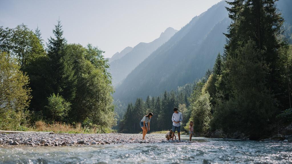 Familie in der Region Seefeld - Spielen am Fluss - Leutascher Ache.jpg