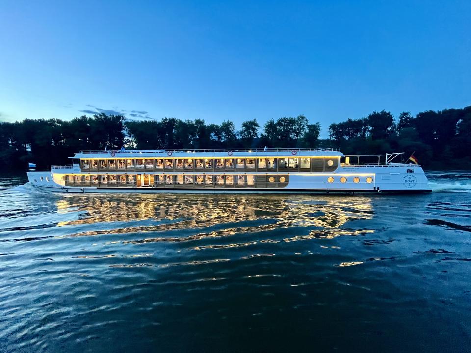 Barefoot Boat abends auf der Donau