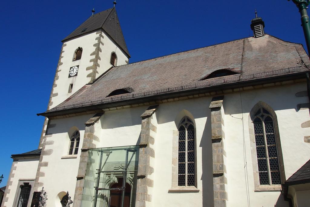 3240px-Pfarrkirche_Gruenbach_OOE