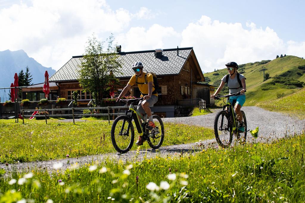 Mit dem Bike vorbei an der Auenfelder Hütte