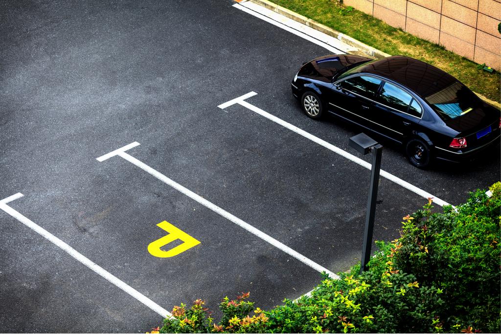parkplatz_shutterstock_2013077164.dat