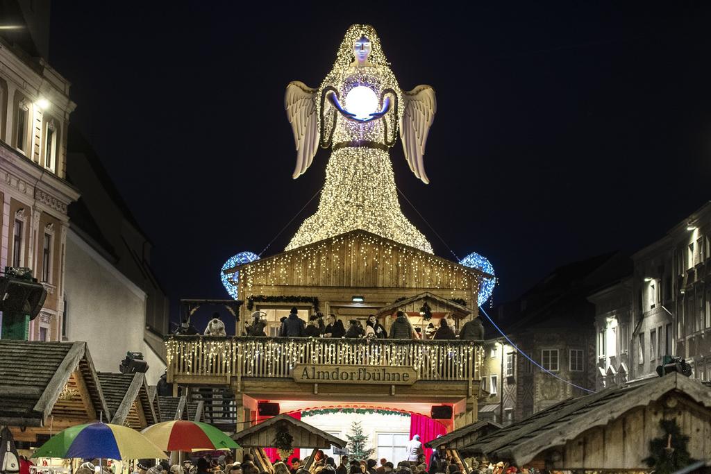 WelserWeihnachtswelt_Almdorfbühne_Christkind_WMT2.jpg