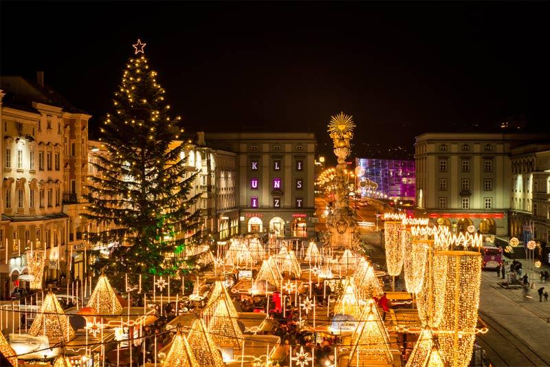 Christkindlmarkt-am-Hauptplatz-Linz_c_LinzTourismus-ASigalov