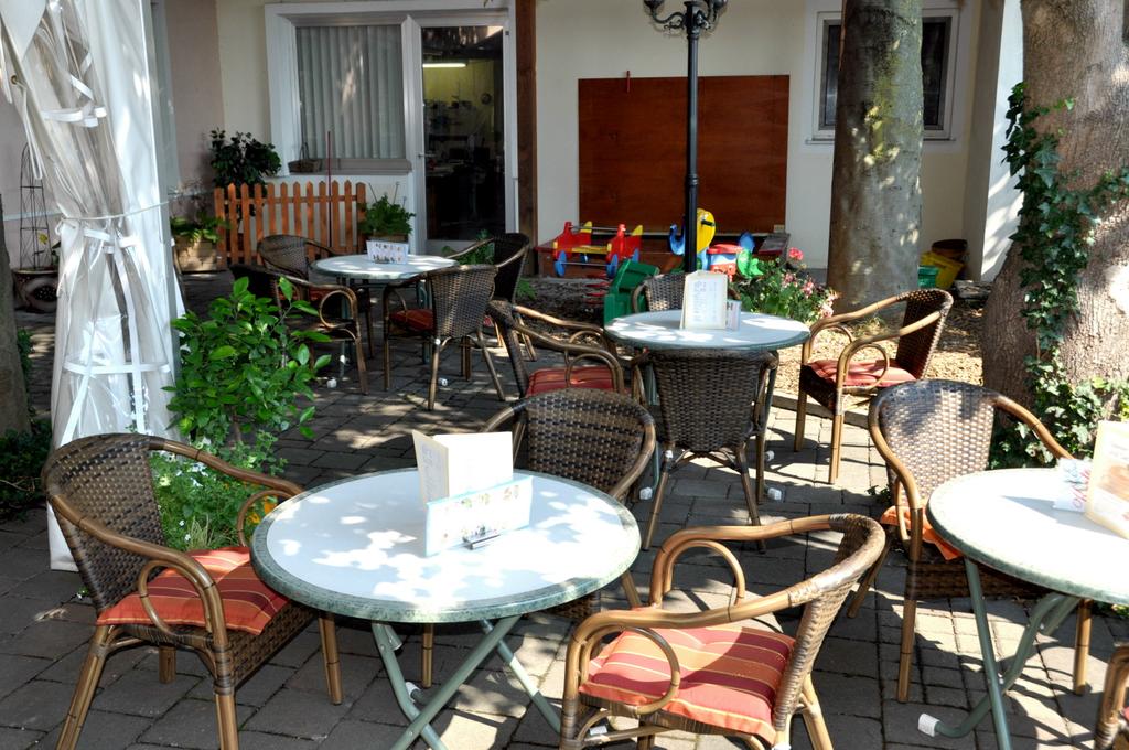 Schattiger Gastgarten mit Kleinkinder-Spielbereich im Innenhof