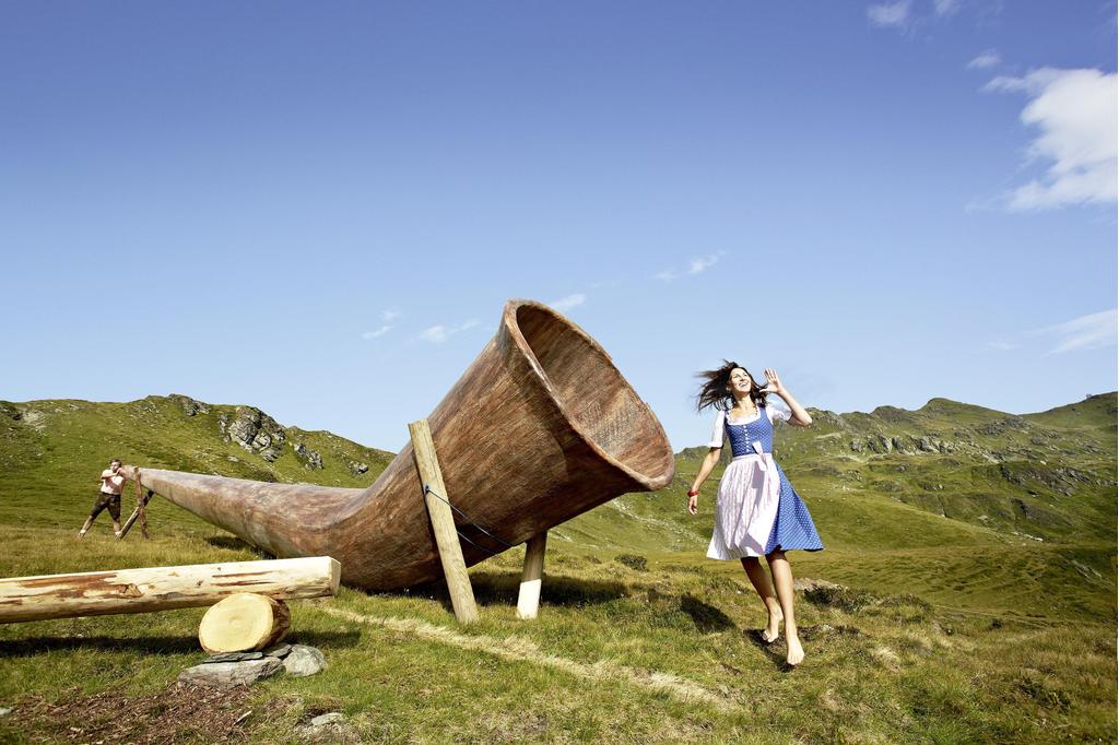Riesen-Alphorn am Jodelwanderweg in Königsleiten