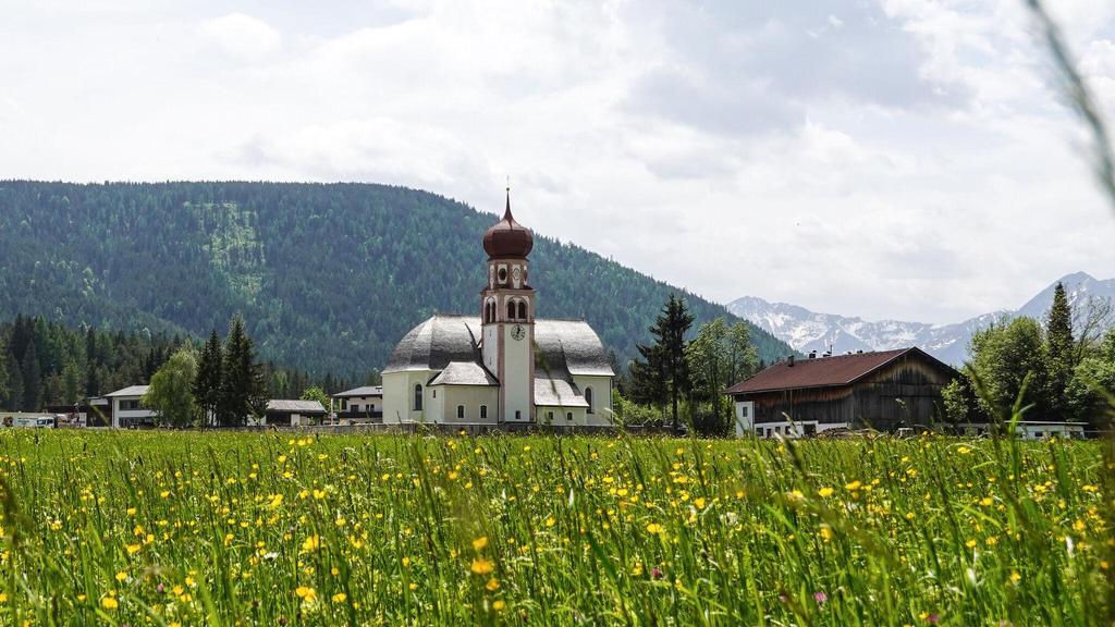 Pfarrkirche St. Magdalena im Sommer