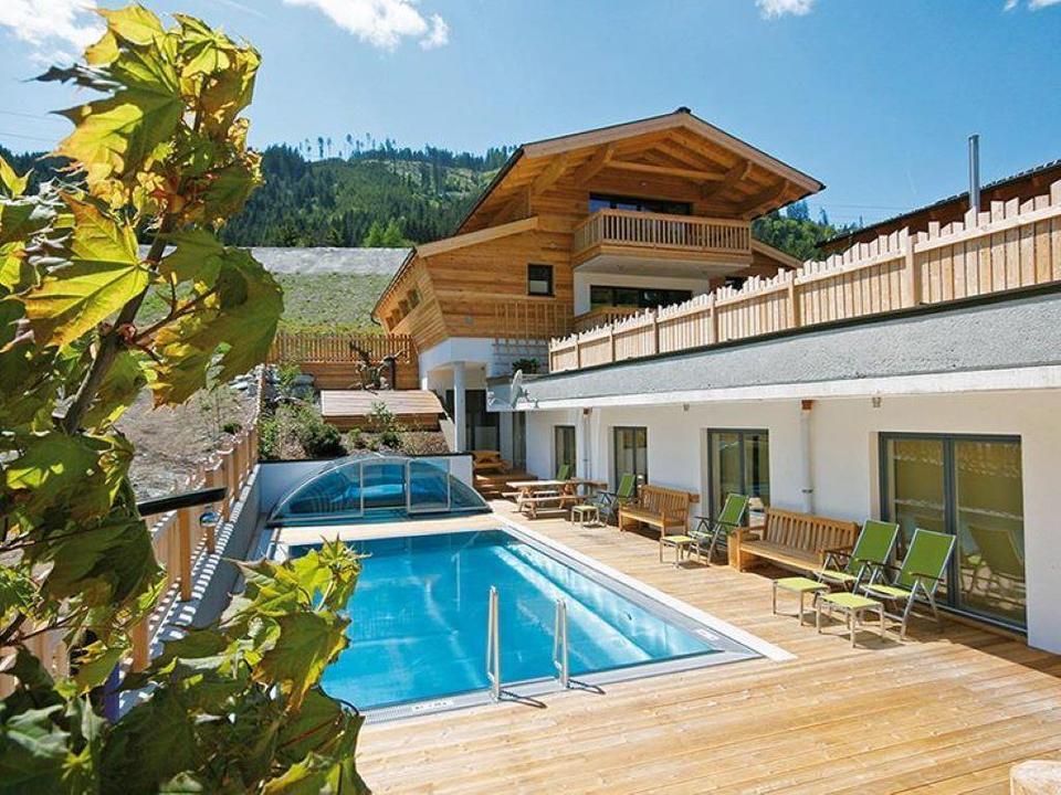 Alpin Chalet Sommer outdoor Pool und Sonnendeck