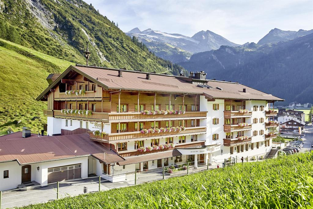 Alpenhof im Sommer