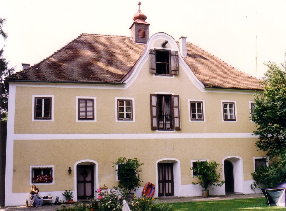 Schloss Mühlheim Nebengebäude.jpg