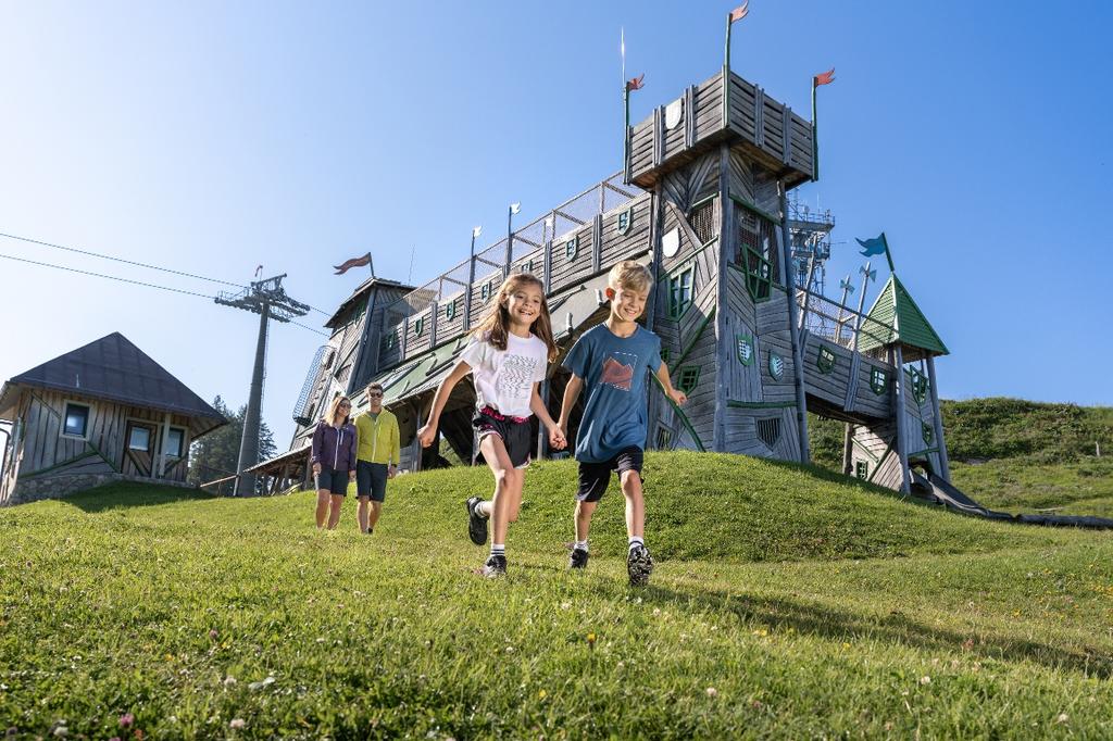 Familie am Geisterberg mit Geisterschloss im Hintergrund