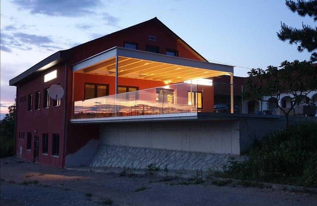 Außenansicht beleuchtet