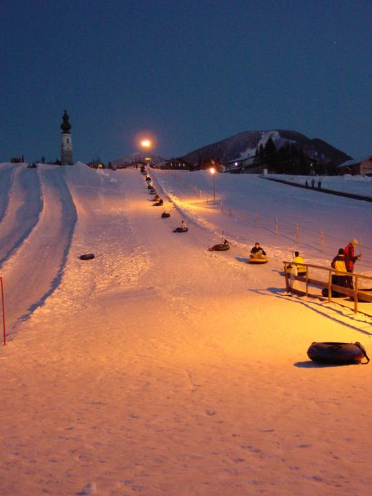 Snowtubing mit Flutlicht