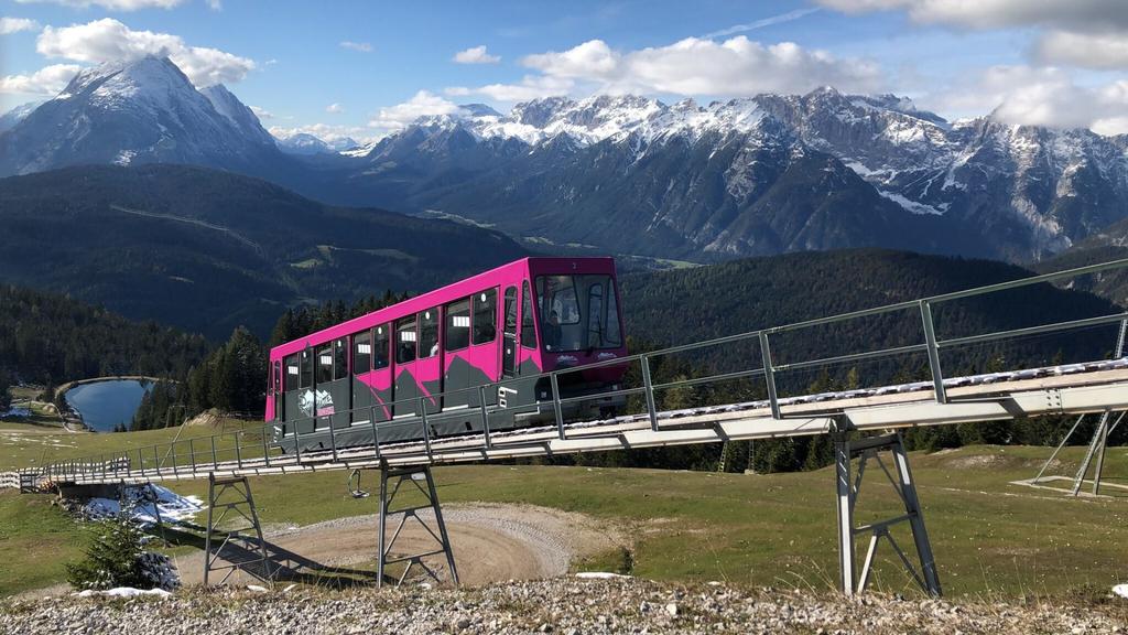 Standseilbahn der Bergbahn Rosshuette - Seefeld.jpg