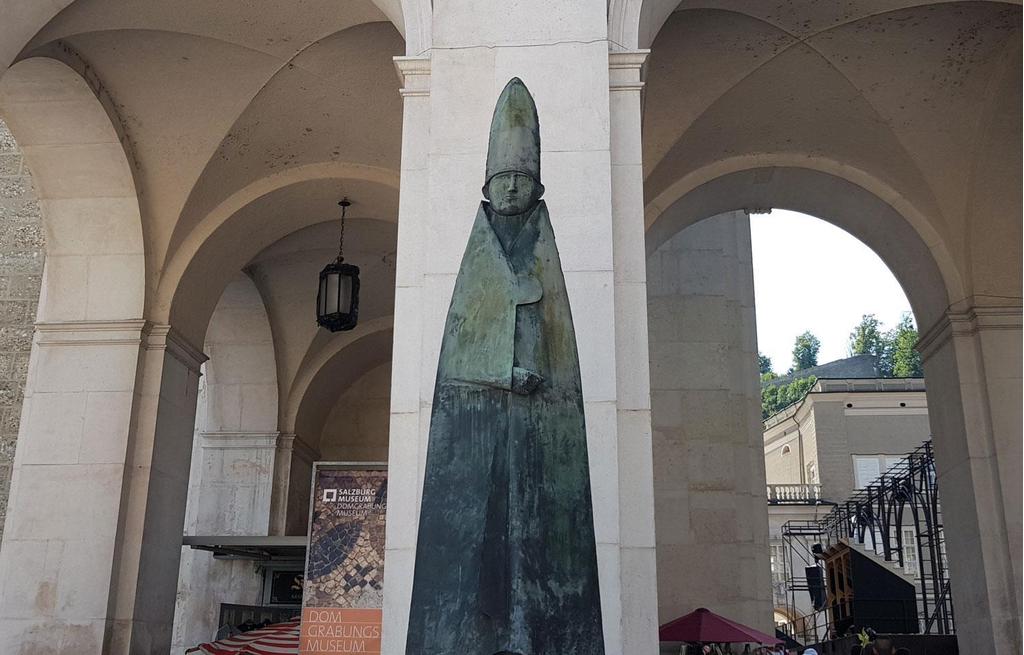 Der Große Kardinal vor der nördlichen Dombögen