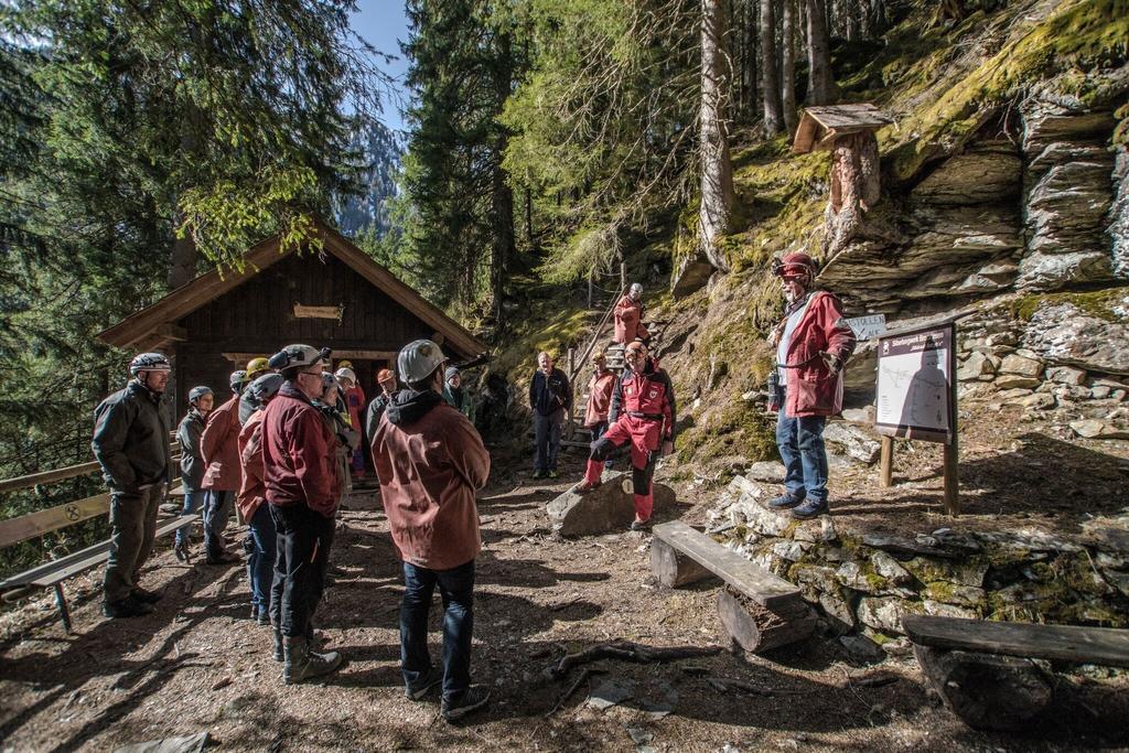 Gruppe vor einer Führung beim Mundloch Annastollen