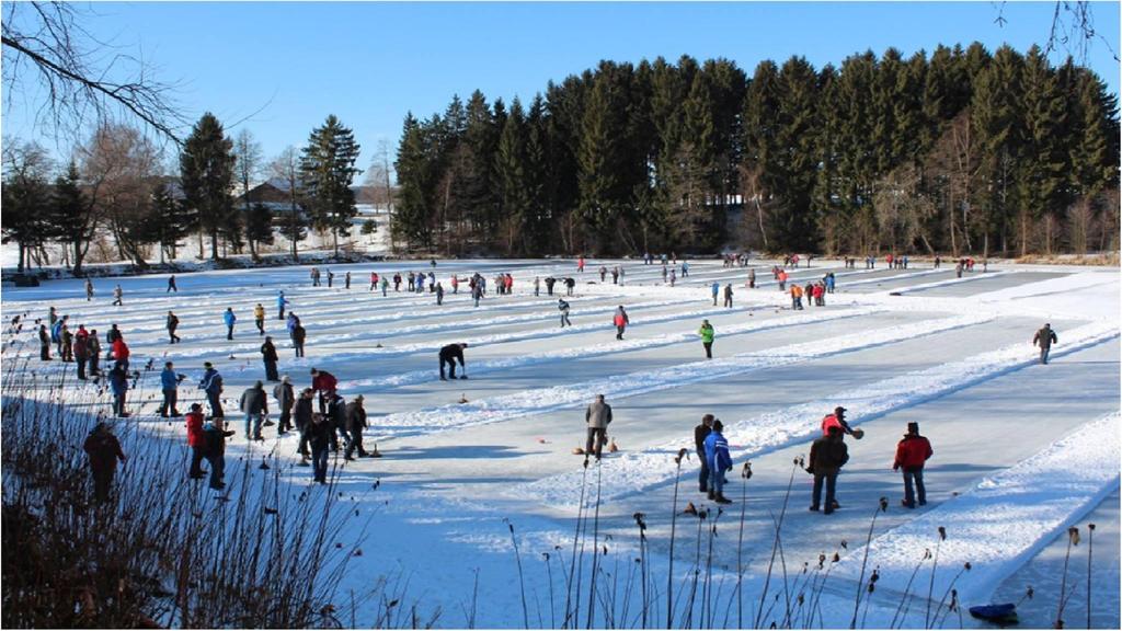 Eisstockschießen am Badesee