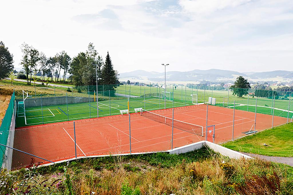 Fun-Court und Tennisplatz