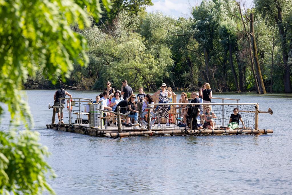 Bei sommerlichen Temperaturen am Floss in der Mur