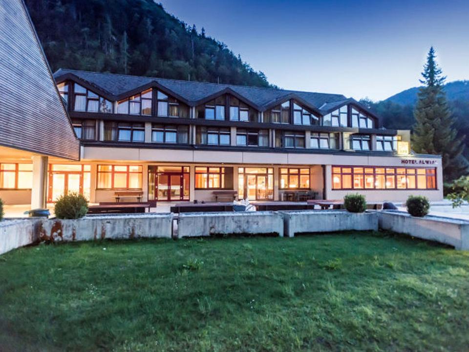 hotelansicht-jufa-hotel-almtal-abendstimmung-somme