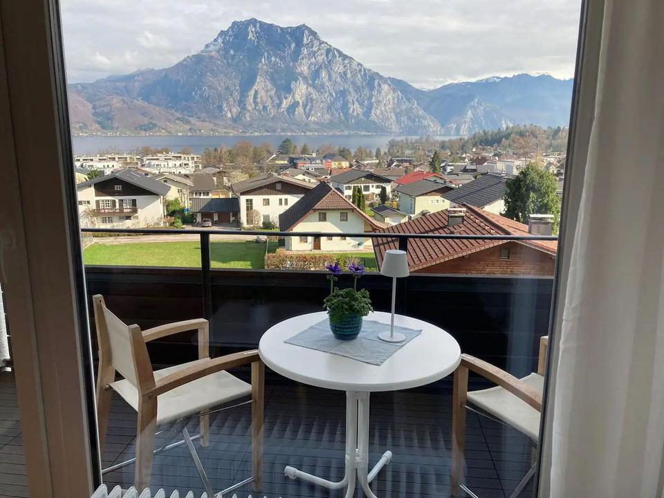 Loggia mit Blick auf den Traunsee und die Berge