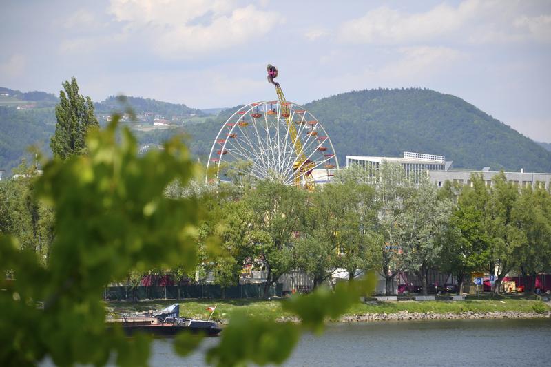 Der Urfahraner Jahrmarkt vom südlichen Linzer Donauufer gesehen