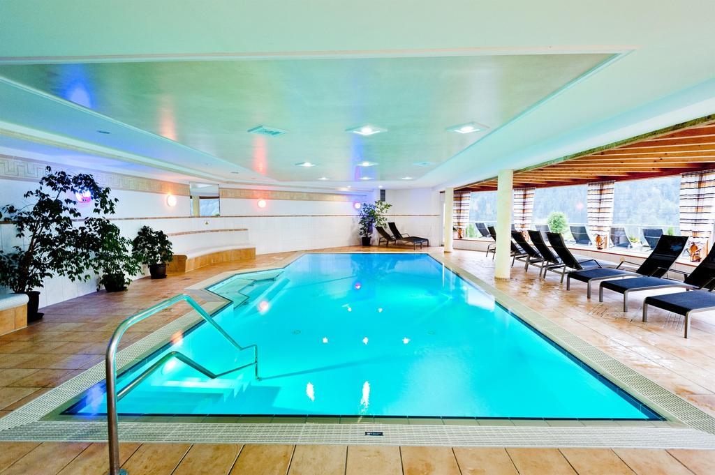 Schwimmbad mit Panoramablick