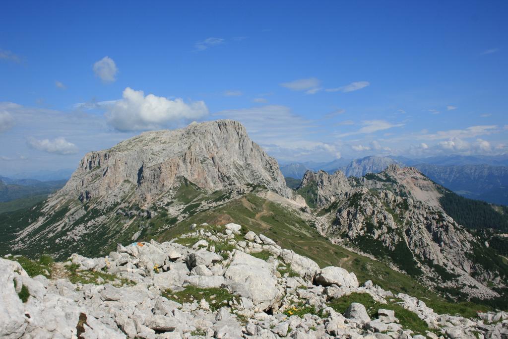 Der Trogkofel - ein massiver Gipfel am Karnischen Höhenweg