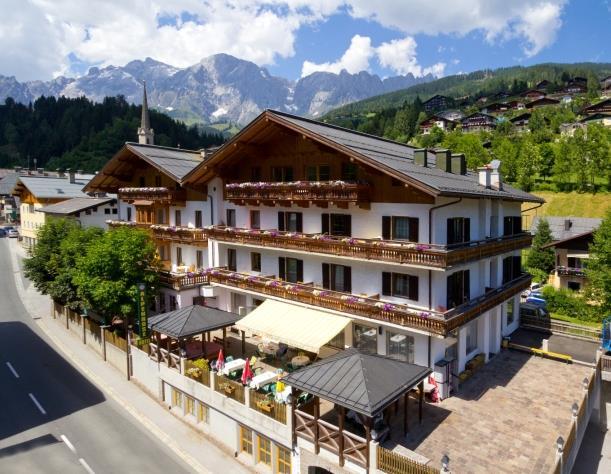 Hotel Alpenrose im Sommer by Michi Gruber