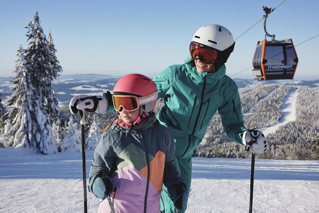 HochfichtWinterSkifahrerinKindGondel_OberoesterreichTourismusGmbHStefanMayerhofer