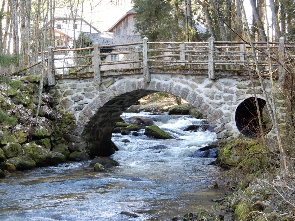schöne alte Steinbrücke
