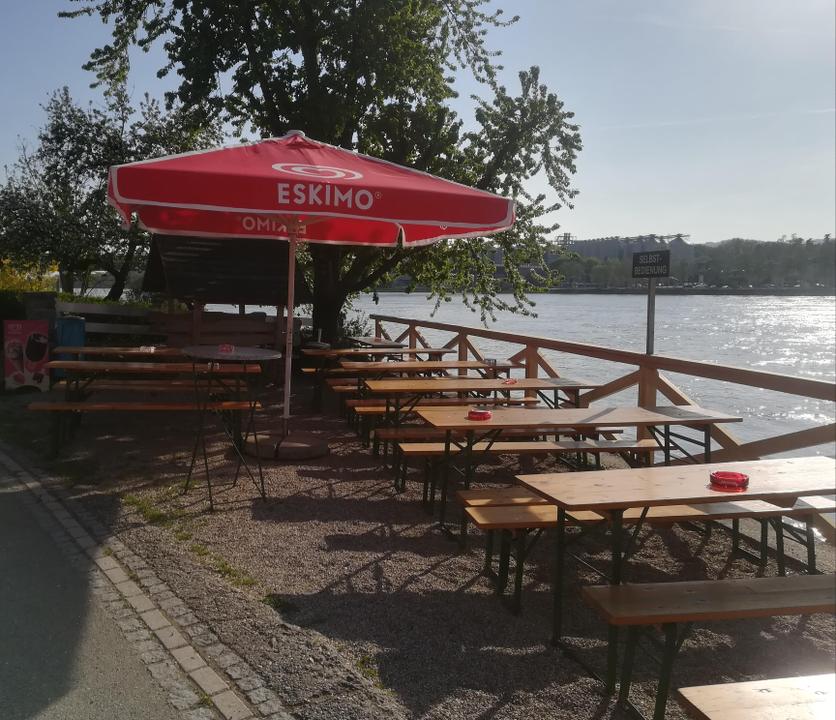 Gastgarten direkt an der Donau