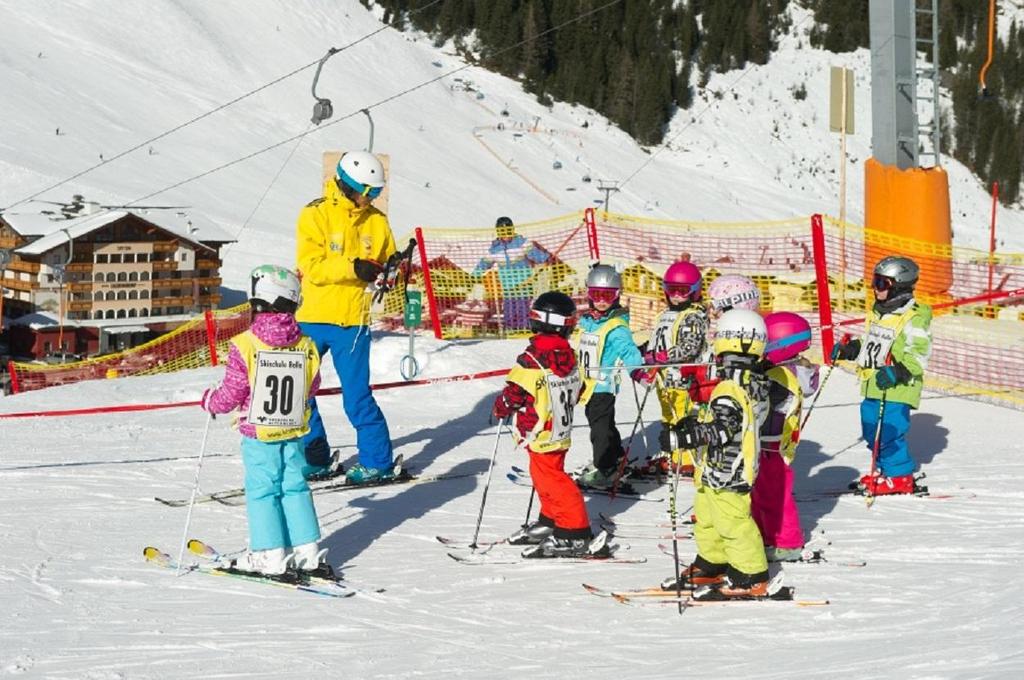kinder-skikurs-winter-familie
