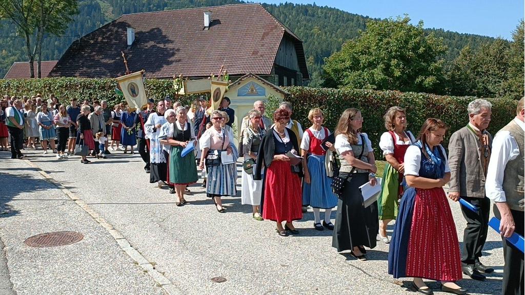 Feierliche Prozession durch Radweg
