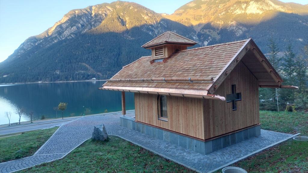 Von der Kapelle aus hat man einen wunderschönen Blick auf den Achensee.